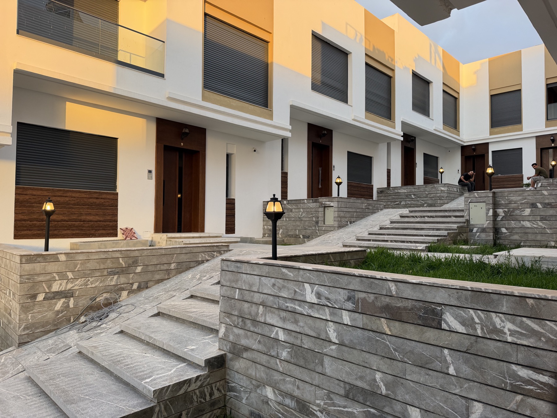Anfal 1 — façades contemporaines et aménagements paysagers